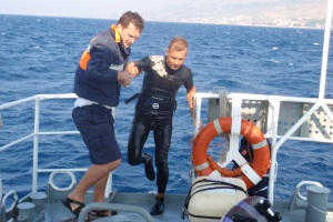 Omiš, 28. rujna 2011. - njemački državljanin na brodu 'Pojišan' gdje su mu djelatnici LK Split pružili prvu pomoć i prevezli ga do kola hitne pomoći